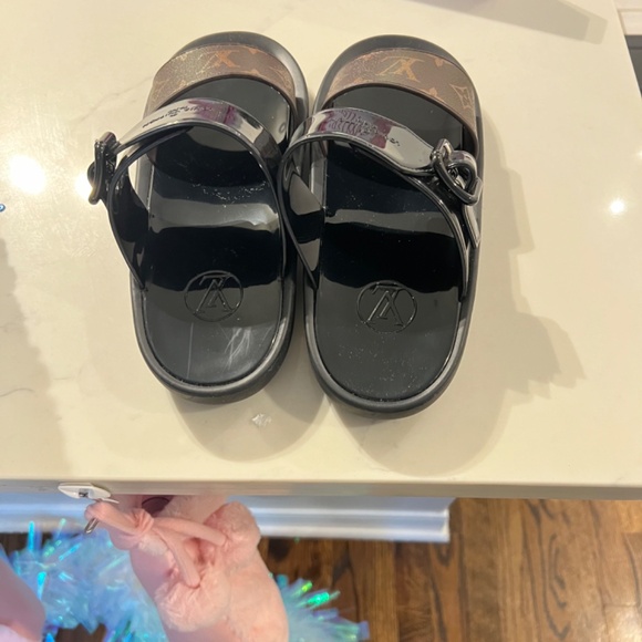 Authentic LV slides - Picture 3 of 6